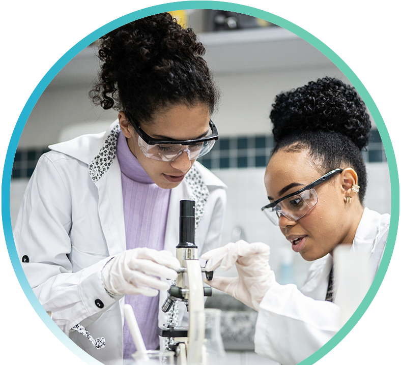 2 Women look at the telescope